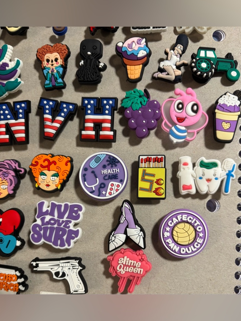 Bundle Of 35 Assorted Crocs Jibbits- Hocus Pocus, Simpsons, Horror, Desserts etc - Picture 4 of 5